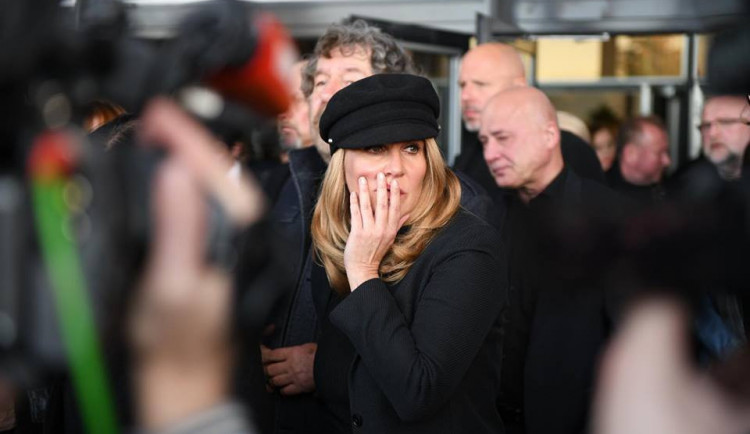 S Jiřím Pomeje se přišly rozloučit stovky lidí. Nechyběli ani kolegové z herecké branže