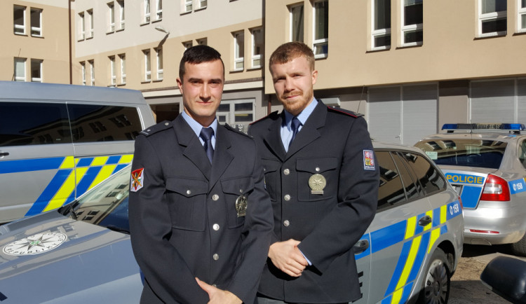 Ocenění policisté - zleva Radek Pytlík a Jindřich Dáňa