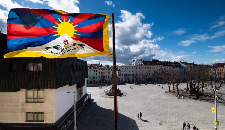 FOTO, VIDEO: Na radnici po dvou letech vlaje tibetská vlajka. Je to symbol solidarity, zní z radnice