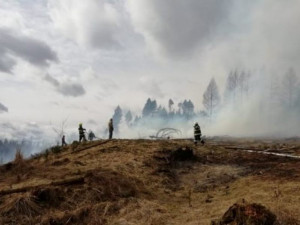 FOTO:  U Henčova hoří les a tráva, zasahuje šest hasičských jednotek
