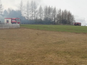 U Henčova hoří les a tráva, zasahuje šest hasičských jednotek