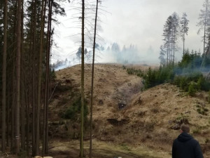 U Henčova hoří les a tráva, zasahuje šest hasičských jednotek