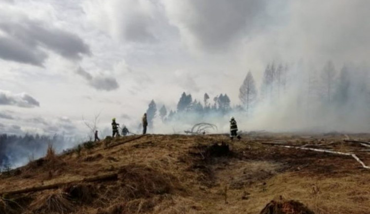 U Henčova hoří les a tráva, zasahuje šest hasičských jednotek