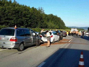 Na 137. km dálnice došlo ke havárii pěti nákladních a čtyř osobních vozidel. Tvoří se kolony