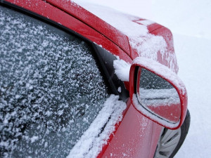 SJÍZDNOST: Řidiči musí být po nočním sněžení opatrní. Krajští silničáři měli 159 výjezdů