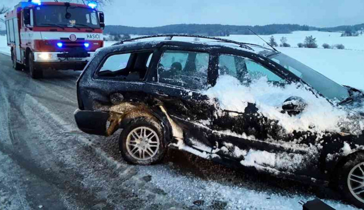 Ranní čelní střet dvou osobních aut skončil zraněním dvou lidí