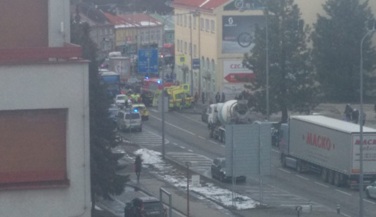Chodkyni na přechodu srazilo osobní auto. Na místě podlehla svým zraněním