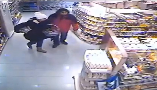 Krádež drogerie v City Parku: Nepoznáváte muže a ženu na videu?