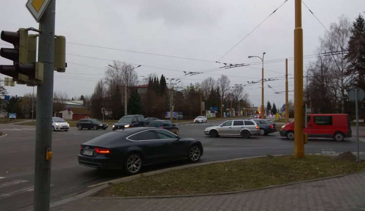 Kuriózní nehoda vyřadila světla na křižovatce u jihlavského Tesca. Ve špičce provoz řídí policisté