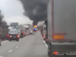 Na 124. km dálnice D1 směrem na Brno hořel kamion. Řidiči se musí připravit na zdržení