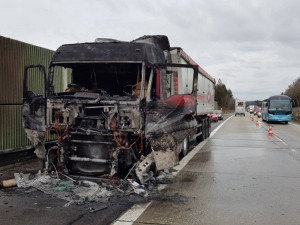 Na 124. km dálnice D1 směrem na Brno hořel kamion. Řidiči se musí připravit na zdržení