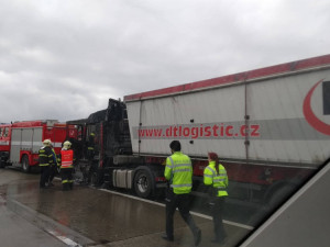 Na 124. km dálnice D1 směrem na Brno hořel kamion. Řidiči se musí připravit na zdržení