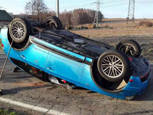 FOTO: Osobní auto při ranní nehodě skončilo na střeše. Jeho řidič se zranil