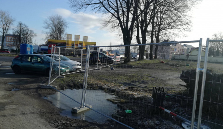 Práce na slibovaném P+R parkovišti v Jihlavě se minimálně o rok posouvají. Hledá se nový zhotovitel