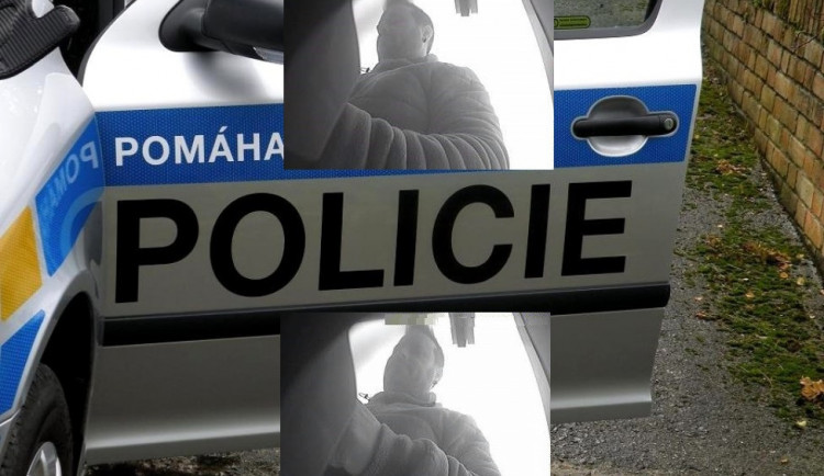 Muž na fotce využil nepozornosti a sebral pět tisíc z bankomatu. Neznáte ho?