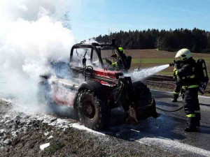 FOTO: Na Žďársku shořel zemědělský nakladač. Škoda je půl milionu korun