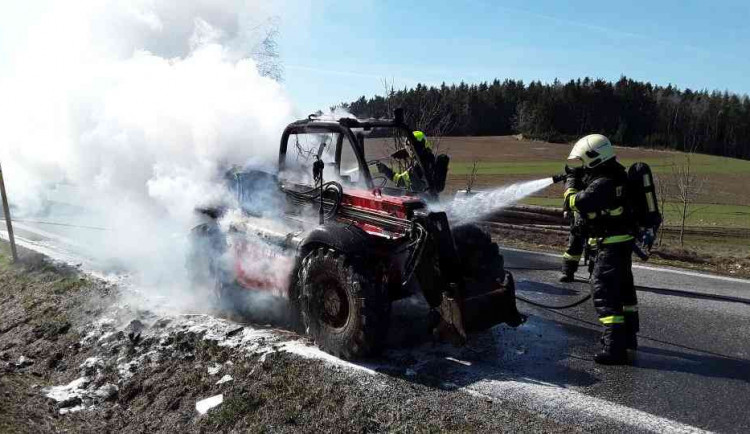 FOTO: Na Žďársku shořel zemědělský nakladač. Škoda je půl milionu korun