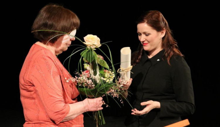 (vlevo) Anna Dvořáková s primátorkou Karolínou Koubovou