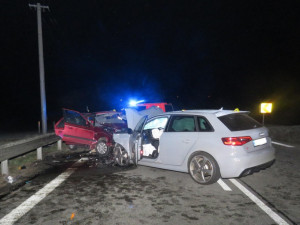 Čelní střet dvou osobních aut u Vílance nepřežili dva muži. Třetí skončil v nemocnici