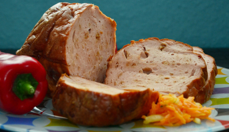 Zloděj na Slezském Předměstí ukradl odloženou tašku. Seniorka přišla o guláš, sekanou a chleba