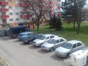 Na ulici Bří Čapků začala úprava komunikace. Parkování je pro obyvatele značně omezené