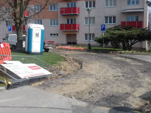 Na ulici Bří Čapků začala úprava komunikace. Parkování je pro obyvatele značně omezené