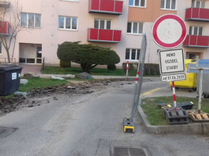 Na ulici Bří Čapků začala úprava komunikace. Parkování je pro obyvatele značně omezené
