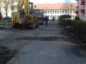 Na ulici Bří Čapků začala úprava komunikace. Parkování je pro obyvatele značně omezené