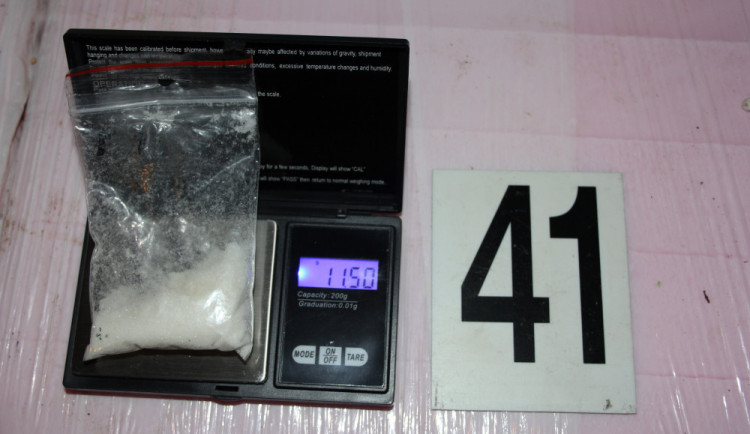 Policisté na Jihlavsku objevili varnu pervitinu. Dealer drogu měnil třeba i za hlídání dítěte