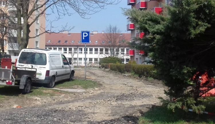Na ulici Bří Čapků začala úprava komunikace. Parkování je pro obyvatele značně omezené