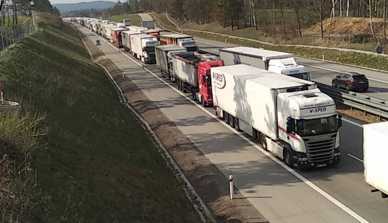 Silný vítr na Vysočině zastavuje dopravu, dálnici blokovaly popadané stromy. Na několika místech hoří