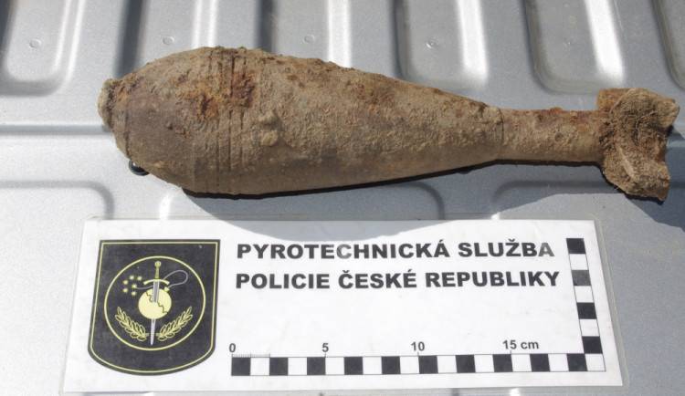 Takovou plodinu asi poli nečekal Zemědělec našel u Dobronína nevybuchlou dělostřeleckou minu