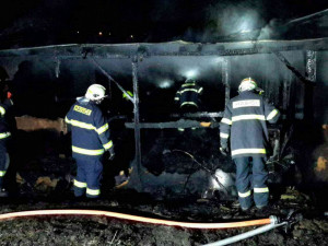 FOTO: V ulici Zátopkova shořela chatka. V době příjezdu hasičů byla kompletně v plamenech