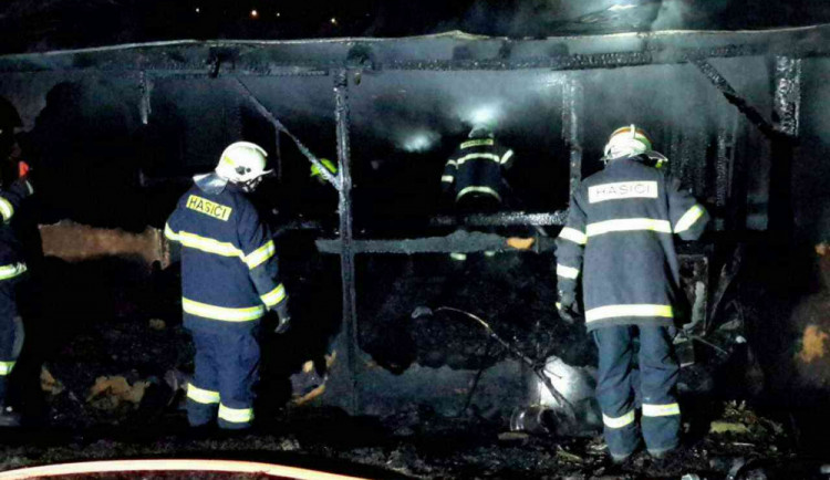 V ulici Zátopkova shořela zahradní chatka.  V době příjezdu hasičů byla kompletně v plamenech