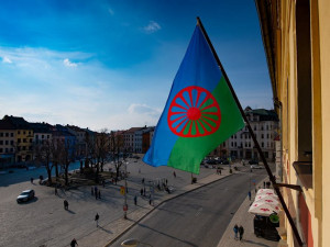 Dneska je Mezinárodní den Romů, na jihlavské radnici proto zavlála romská vlajka