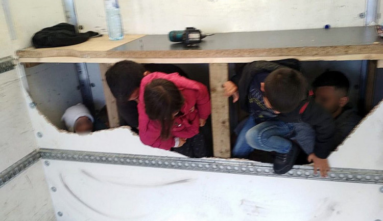 Cizinec, který převážel 13 migrantů včetně dětí, skončil ve vazbě. Běženci pochází z Iránu