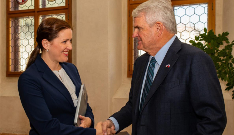 Jihlavu navštívil americký velvyslanec. Na náměstí uctil památku Evžena Plocka