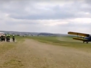 VIDEO: Hasiči zasahují u požáru lesa. Na místě je deset jednotek, pomáhá i letadlo z Henčova