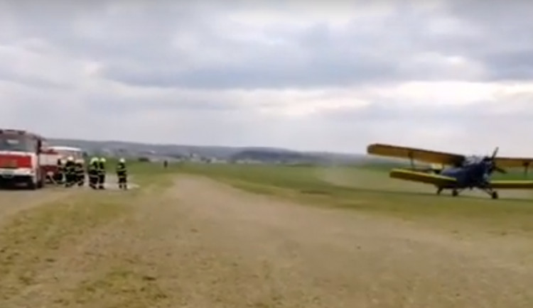 Hasiči zasahují u požáru lesa. Na místě je deset jednotek, pomáhá i letadlo z Henčova