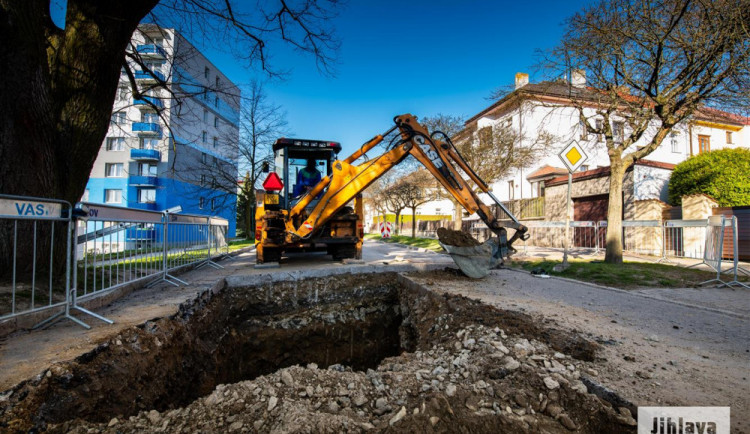Telečskou ulici uzavřela porucha kanalizace. Opravy by měly trvat maximálně dva dny