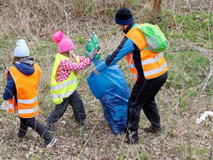 FOTO: Do akce "Čistá Vysočina" se zapojili i zaměstnanci jihlavského Bosche, z přírody vynesli půl tuny odpadků