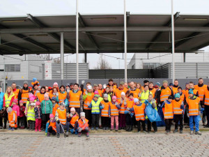 Do akce "Čistá Vysočina" se zapojili i zaměstnanci jihlavského Bosche, z přírody vynesli přes půl tuny odpadků