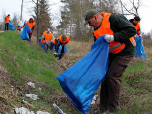 Do akce "Čistá Vysočina" se zapojili i zaměstnanci jihlavského Bosche, z přírody vynesli přes půl tuny odpadků