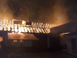 FOTO: V Kozlově hořela střecha hospodářského stavení. Hasiči z objektu zachránili tři ovce