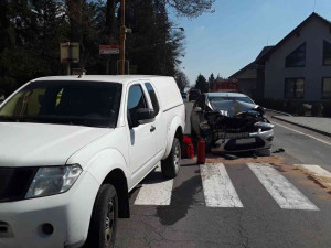 V Jemnici dopoledne bourala dvě auta. Jedna řidička skončila se zraněním v nemocnici