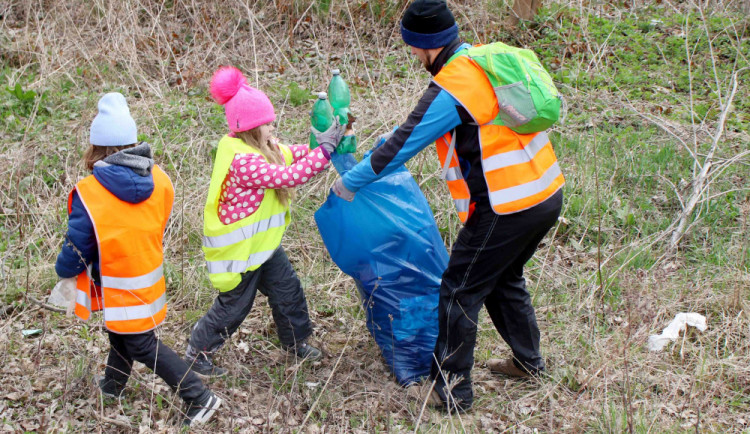 Do akce "Čistá Vysočina" se zapojili i zaměstnanci jihlavského Bosche, z přírody vynesli přes půl tuny odpadků