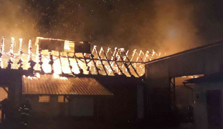 V Kozlově hořela střecha hospodářského stavení. Hasiči z objektu zachránili tři ovce