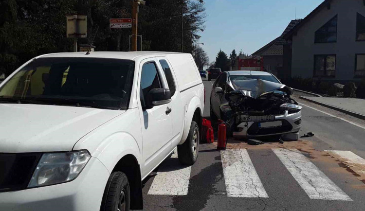 V Jemnici dopoledne bourala dvě auta. Jedna řidička skončila se zraněním v nemocnici