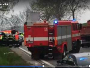 VIDEO: Dva lidé zemřeli u Jihlavy po čelním střetu osobního auta s nákladním