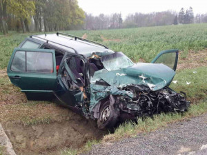 FOTO: Odpolední nehoda dvou aut uzavřela silnici na Větrný Jeníkov. Dva lidé se zranili